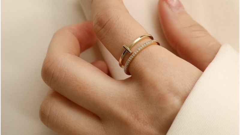 Với nữ giới, tay phải thường được gắn với bản thân