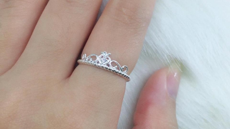 Người phụ nữ có tính cách dịu dàng thường sẽ chọn nhẫn có kiểu dạng nhẹ nhàng, tinh tế