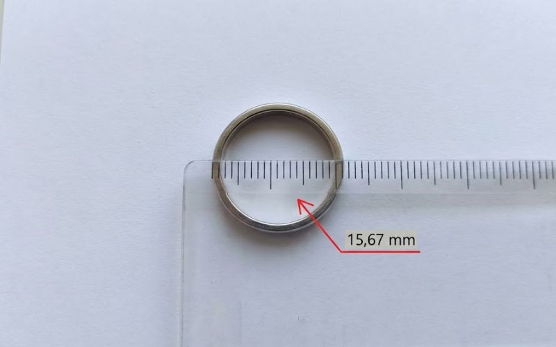 Đo đường kính từ chiếc nhẫn đang đeo vừa