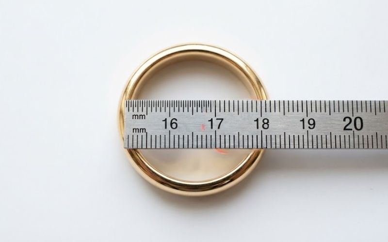 Đo size từ chiếc nhẫn có sẵn đang đeo