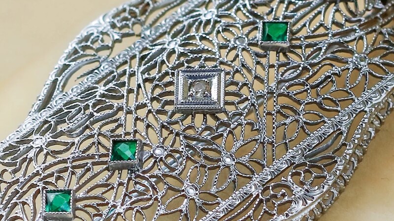 Filigree là kỹ thuật chế tác trang sức mà các sợi kim loại mảnh được uốn thành hoạ tiết tinh xảo
