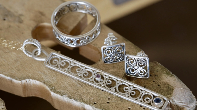 Trang sức filigree thường gây ấn tượng với vẻ đẹp tinh xảo
