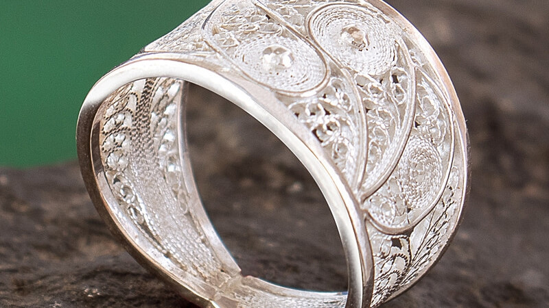 Filigree là sự kết hợp giữa kỹ thuật chế tác kim loại quý và nghệ thuật thủ công mỹ nghệ