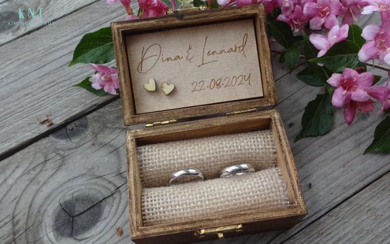 Hộp gỗ cá nhân hóa khắc tên và ngày cưới phong cách Rustic 