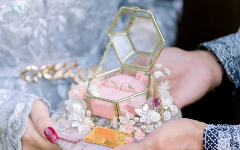 Hộp nhẫn cưới không chỉ bảo vệ nhẫn mà còn tạo điểm nhấn cho nghi thức và ảnh cận cảnh