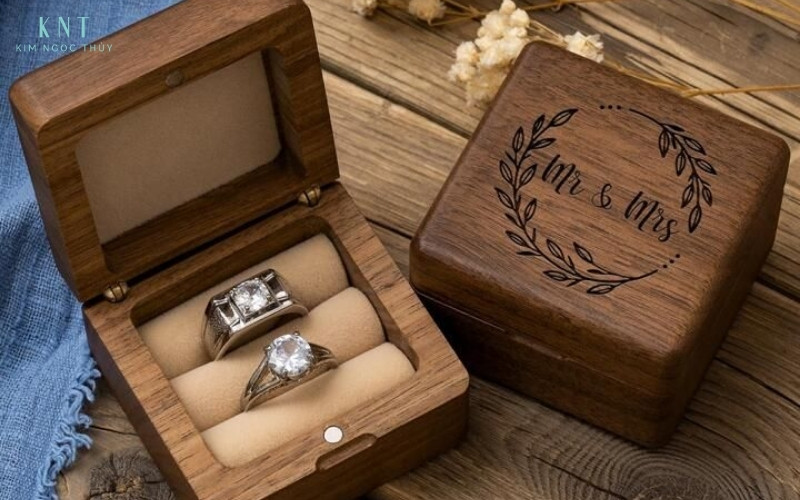 Hộp nhẫn cưới gỗ rustic lựa chọn hoàn hảo cho tiệc cưới sân vườn, vintage hoặc green wedding