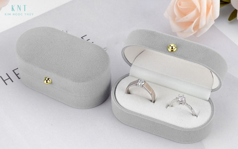Hộp nhẫn nhung cao cấp điểm nhấn tinh tế cho lễ cưới phong cách classic hoặc luxury
