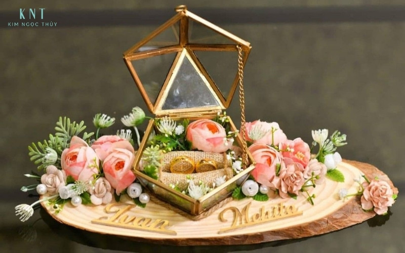 Hộp nhẫn cưới kính trong suốt là lựa chọn hiện đại, bắt sáng tốt và tôn vinh vẻ đẹp của nhẫn