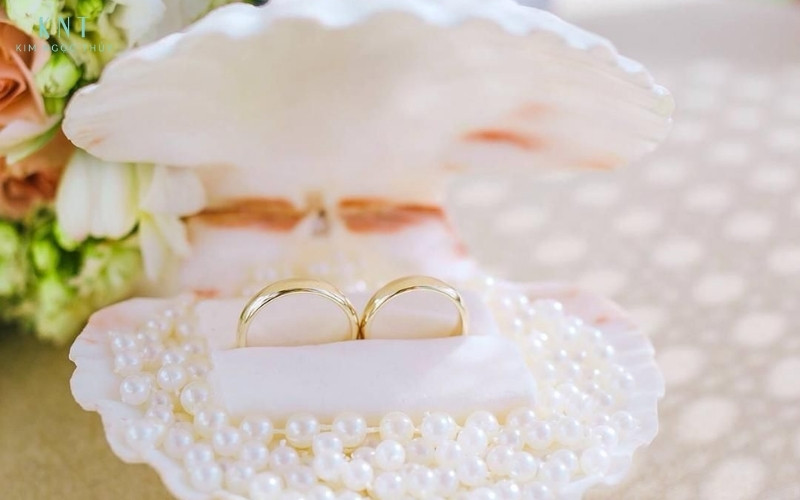 Thiết kế độc đáo, thể hiện rõ chủ đề biển và tạo khung hình ấn tượng cho khoảnh khắc trao nhẫn