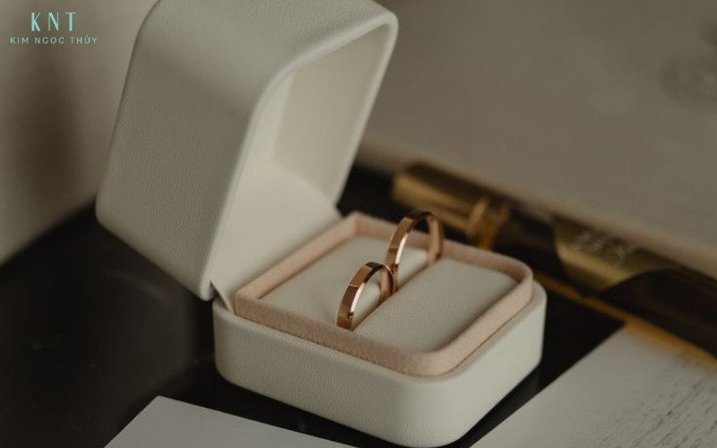 Hộp nhẫn cưới tối giản thiết kế tinh gọn, tôn vinh vẻ đẹp của cặp nhẫn trong khung hình