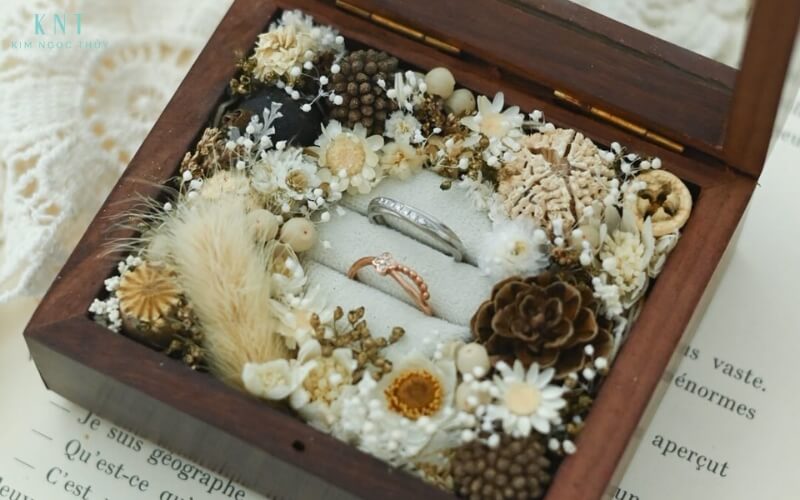 Hộp nhẫn cưới trang trí hoa khô