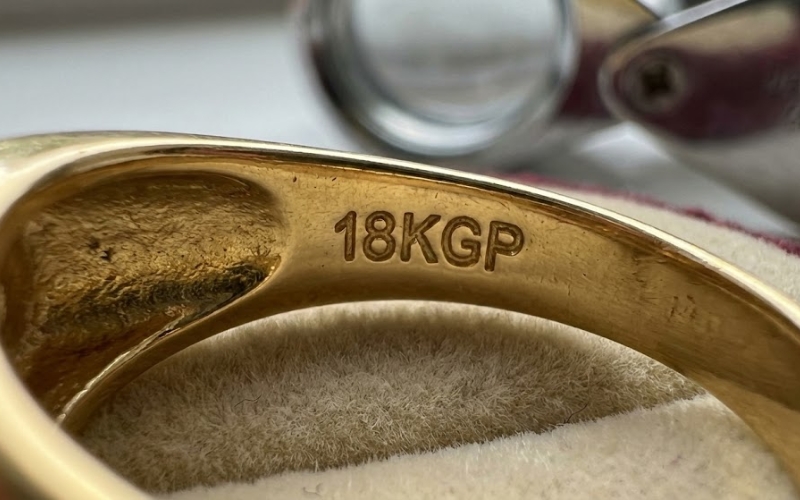Ký hiệu 18KGP bên trong trang sức