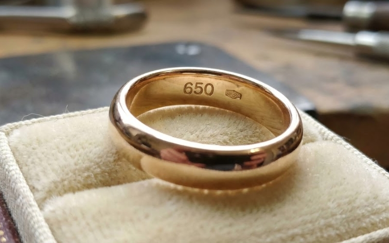 Ký hiệu 650 được khắc bên trong lòng nhẫn