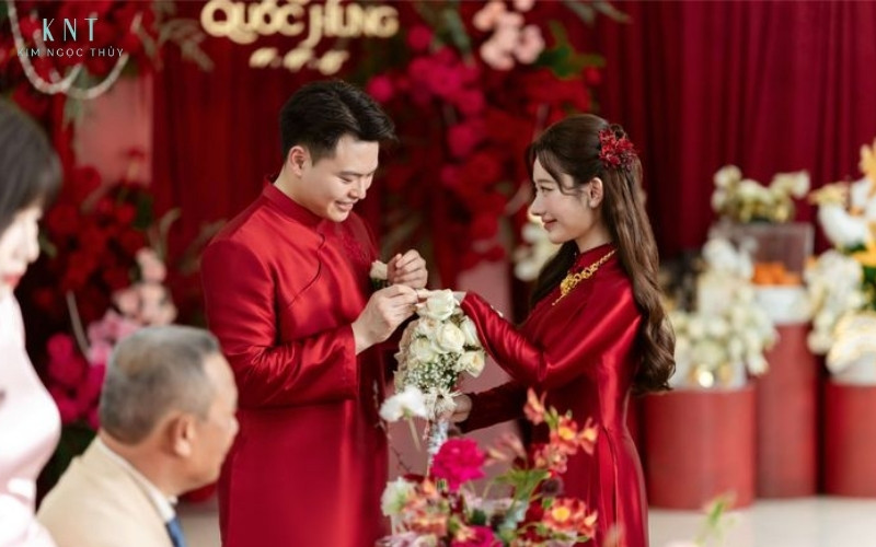 Khoảnh khắc cặp đôi trao nhẫn trong lễ cưới truyền thống