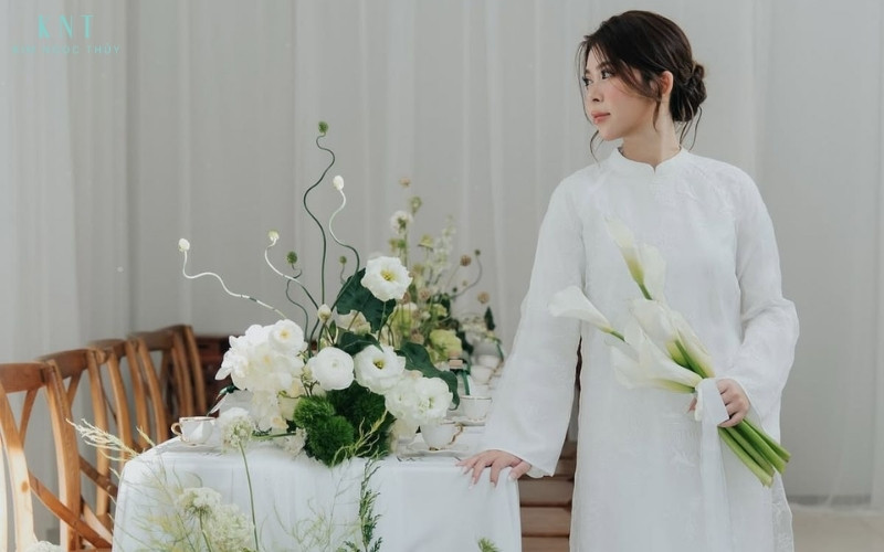 Khoảnh khắc cô dâu dịu dàng với áo dài trắng tinh khiết trong lễ báo hỷ
