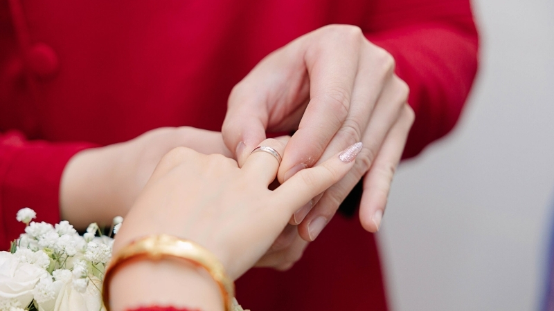 Sau khi bố mẹ trao của hồi môn, hai bạn có thể tiến hành trao nhẫn cho nhau