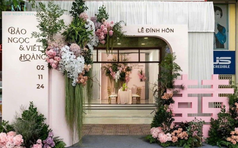 Không gian lễ đính hôn tại nhà gái, nơi hai gia đình gặp gỡ và chính thức xác nhận hôn sự