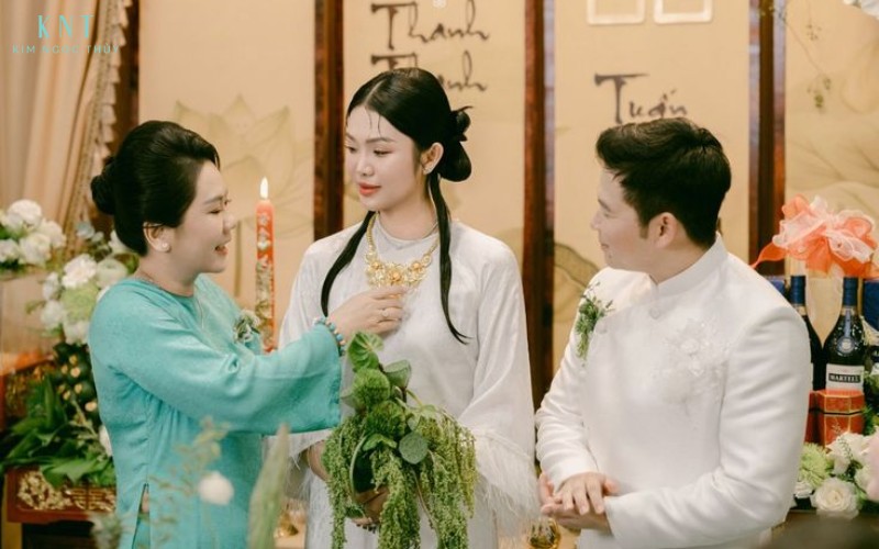 Mẹ chú rể trao nhẫn và nữ trang cho cô dâu trong nghi thức lễ đính hôn tại nhà gái