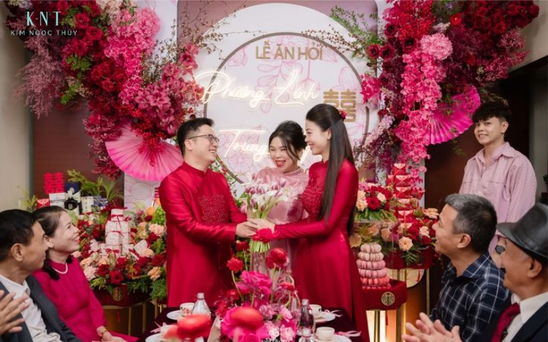 Buổi lễ ăn hỏi truyền thống miền Bắc với sự hiện diện của hai bên gia đình