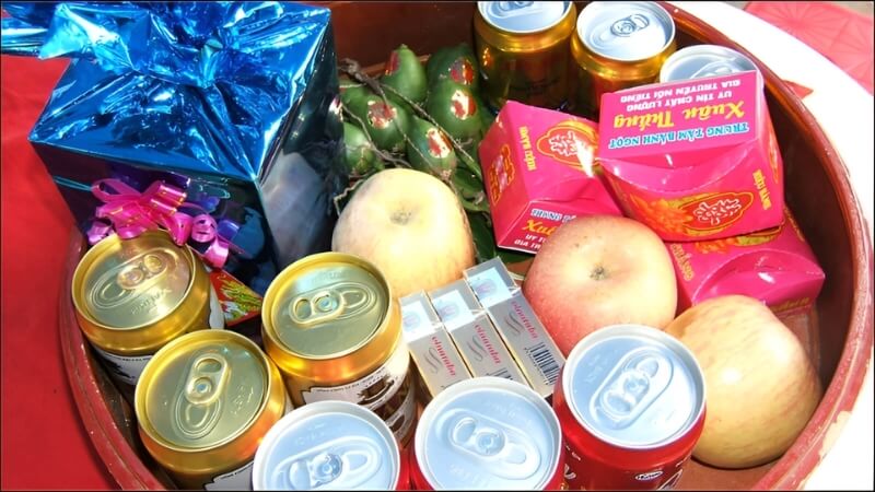 Lễ lại quả là nghi thức nhà gái trích một phần lễ vật từ chính các tráp ăn hỏi mà nhà trai mang sang