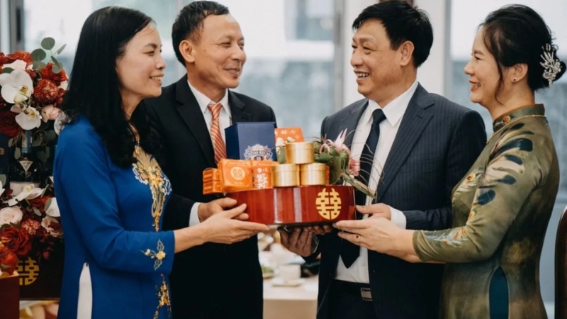 Khi mâm lễ lại quả đã được chuẩn bị xong, nhà gái sẽ mời đại diện nhà trai nhận quả