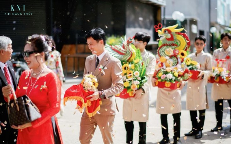 Nhà trai mang sính lễ sang nhà gái để xin đón cô dâu về nhà chồng trong ngày cưới