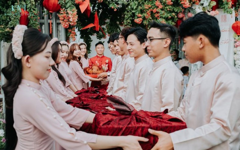 Đội bê tráp hai bên thực hiện nghi thức trao nhận mâm quả khi đoàn nhà trai đến nhà gái