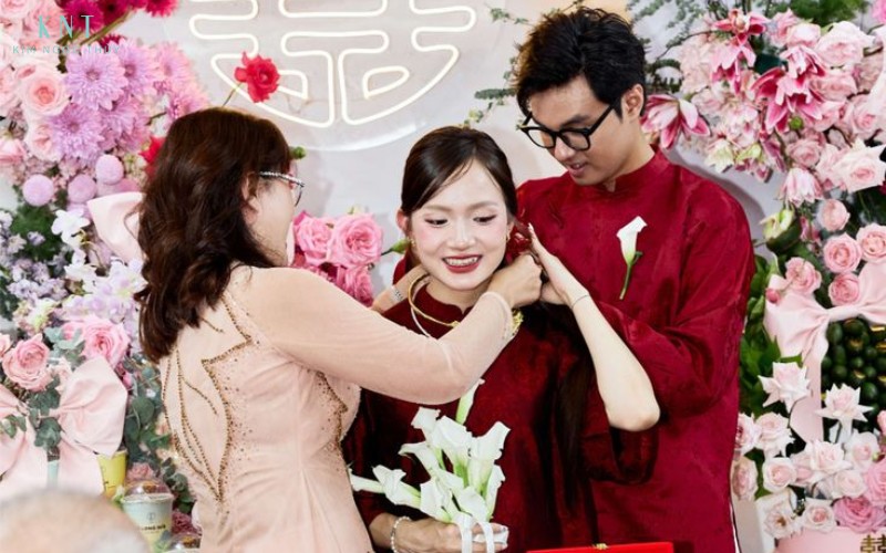 Cô dâu chú rể làm lễ gia tiên tại nhà gái và nhận quà cưới từ hai bên gia đình