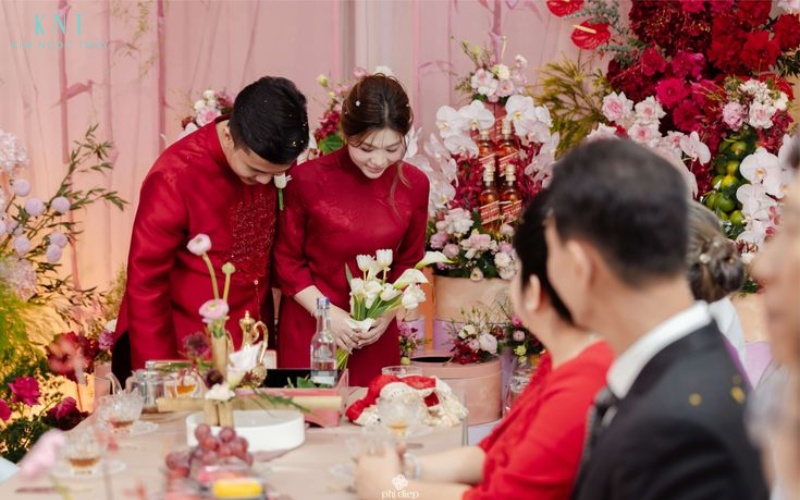 Cô dâu chú rể ra mắt người thân, họ hàng hai bên gia đình