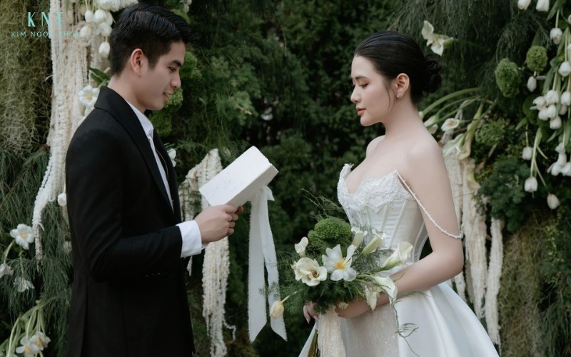 Cô dâu và chú rể trao lời thề nguyện cho nhau trong lễ vow