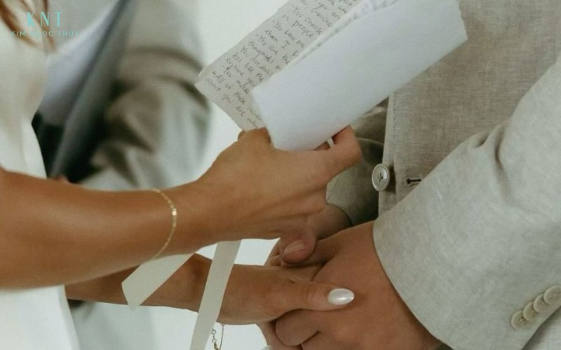 Khoảnh khắc nắm tay và đọc lời thề trong lễ vow thể hiện cam kết và trách nhiệm trong hôn nhân