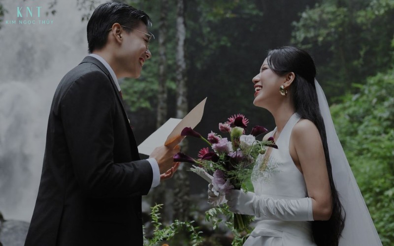 Khoảnh khắc ngọt ngào trong lễ vow riêng tư của cô dâu và chú rể trước những người thân yêu