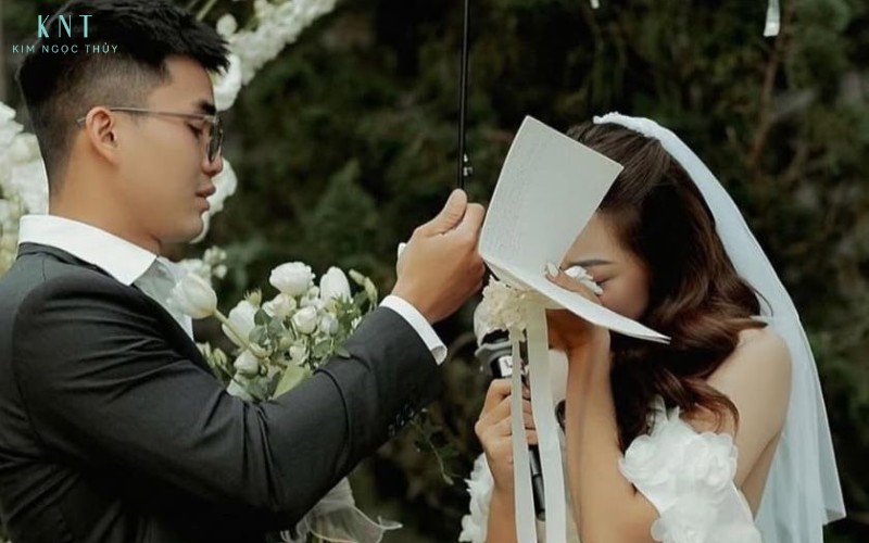 Khoảnh khắc xúc động khi cô dâu chú rể đọc lời thề, thể hiện sự chân thành và cam kết trong lễ vow