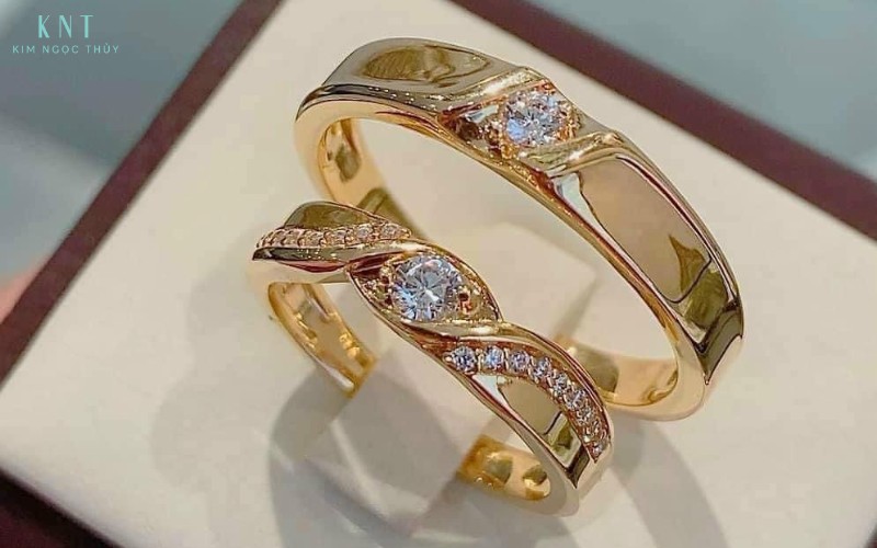 Nhẫn cưới được trao trong lễ vow, là dấu ấn cụ thể cho lời cam kết gắn bó lâu dài của hai người