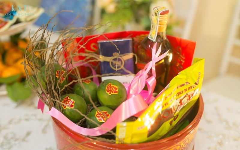 Tráp xin dâu lễ vật truyền thống như trầu cau, trà rượu được chuẩn bị tùy theo phong tục vùng miền