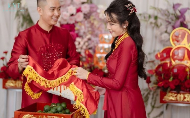 Lễ xin dâu tại nhà gái gồm nhiều bước trang trọng như dâng tráp, thắp hương và xin phép đón cô dâu