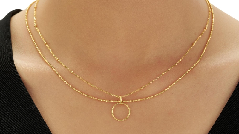 Bạc mạ vàng thường có lõi là bạc 925 và được phủ bên ngoài một lớp vàng