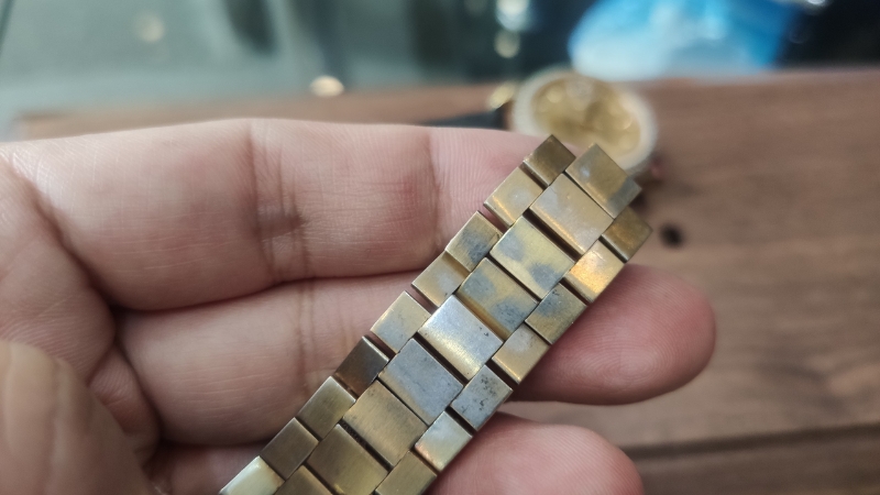 Sau khi bề mặt đồng hồ được làm sạch, thợ sẽ mạ một lớp lót để tăng độ bám lớp vàng