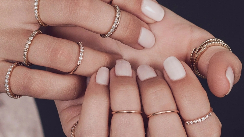 Midi Ring là loại nhẫn nhỏ được thiết kế để đeo ở đoạn giữa ngón tay