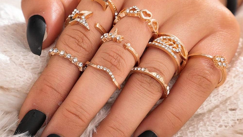 Kiểu Midi Ring cách điệu phù hợp với người yêu thích sự cá tính và khác biệt