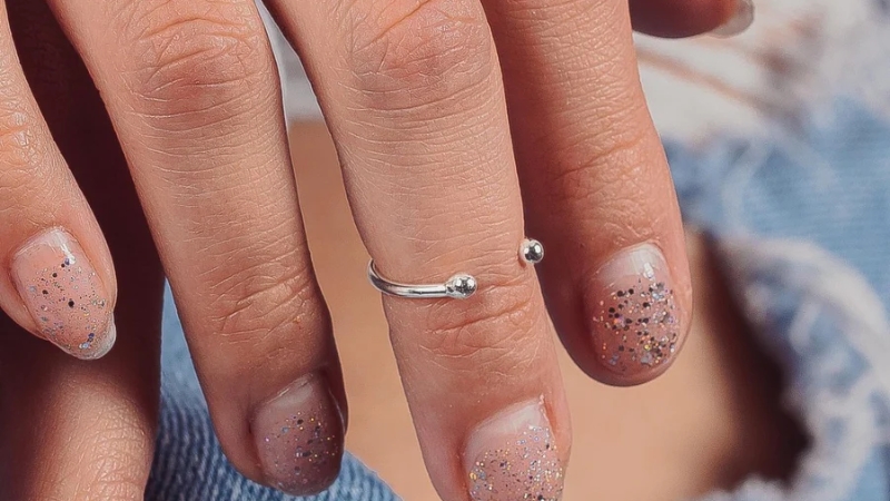 Nhẫn dạng mở là nhẫn có một khe hở nhỏ, cho phép bạn bóp nhẹ để chỉnh