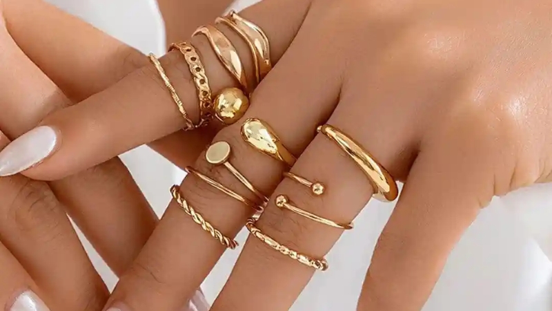 Bạn nên chọn nhẫn đeo vừa tay để mang lại cảm giác thoải mái