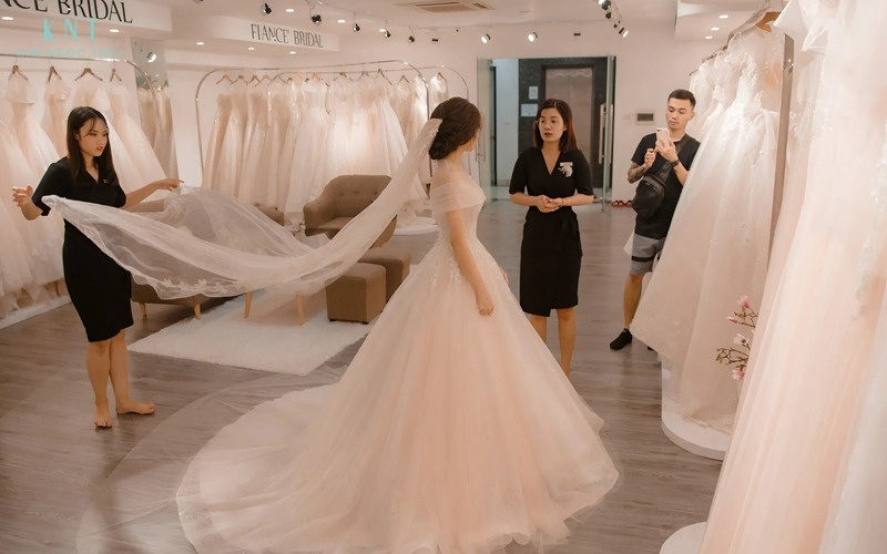 Thử váy cưới là bước quan trọng trong giai đoạn hoàn thiện trước ngày cưới