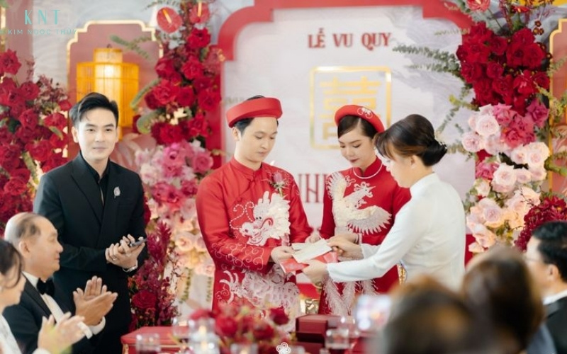 Lễ vu quy là dịp cô dâu chú rể báo hiếu tổ tiên, nhận lời dặn dò và chính thức ra mắt họ hàng