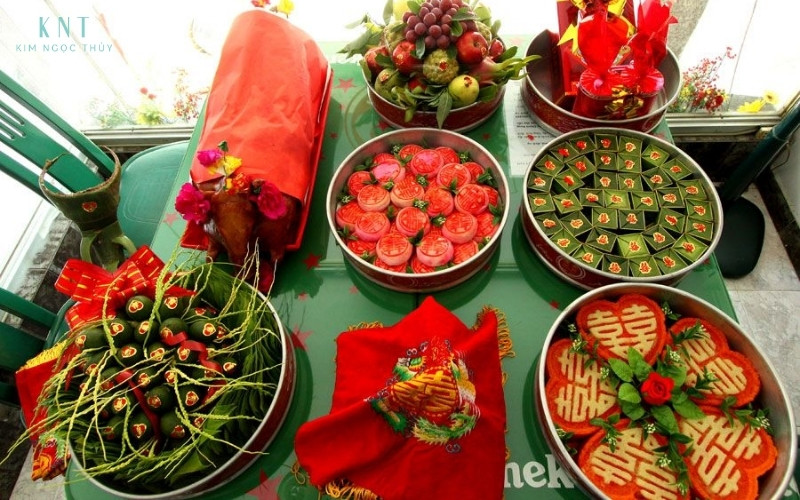 Mâm tráp cưới được sắp xếp đầy đủ và trang trọng, thể hiện sự tôn kính và lời hứa hôn từ nhà trai