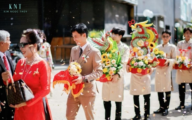 Nhà trai thực hiện đầy đủ nghi thức từ lễ xin cưới đến rước dâu, thể hiện sự trang trọng và chu đáo