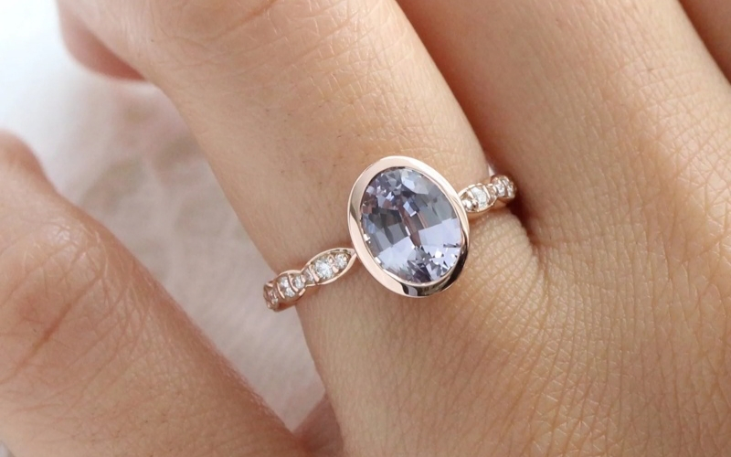 Nhẫn Bezel là kiểu nhẫn mà viên đá quý được giữ bằng viền kim loại ôm quanh mép đá