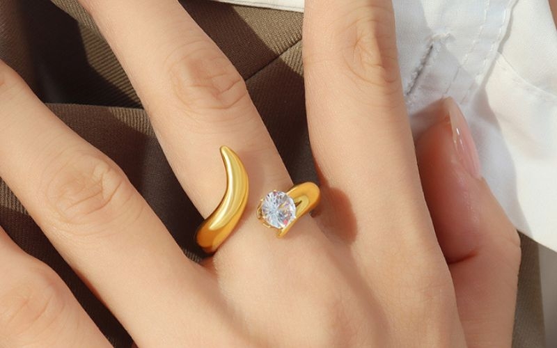 Nhẫn Bypass là nhẫn có phần đai không khép kín thành một vòng tròn liền mạch