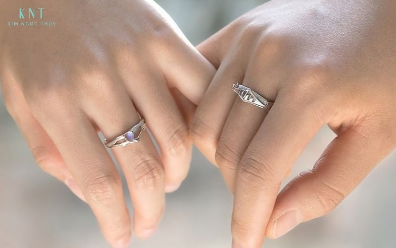 Đeo nhẫn đôi ở ngón giữa lựa chọn hiện đại, nổi bật phong cách nhưng vẫn giữ ý nghĩa gắn kết