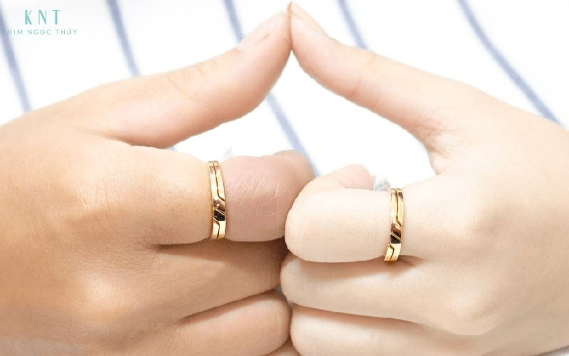 Đeo nhẫn đôi ở ngón trỏ thể hiện hai người cùng hướng về mục tiêu chung và kế hoạch tương lai rõ ràng